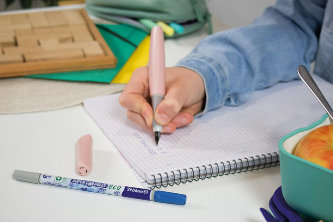 Pióro wieczne Twist dla dzieci prawo/lewo różowe Rose ECO PELIKAN