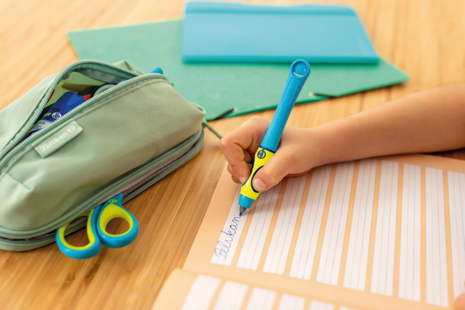 Pióro kulkowe Griffix 3 dla dzieci praworęcznych różowe Lovely Pink PELIKAN