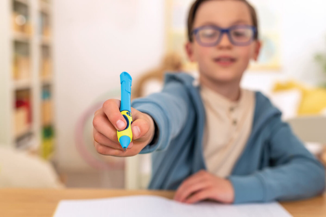 Ołówek Griffix 2 nauki pisania Praworęczny +3 wkłady Lovely Pink PELIKAN